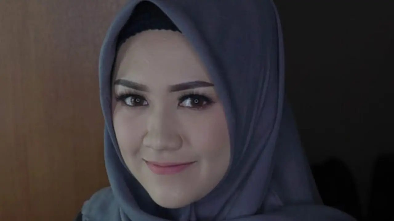 Potret pedangdut Happy Asmara kenakan hijab