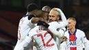 Striker Paris Saint-Germain, Neymar (tengah), merayakan gol ketiga PSG bersama rekan-rekannya dalam laga lanjutan Liga Champions 2020/21 Grup H melawan Manchester United di Old Tarfford Stadium, Manchester, Rabu (2/12/2020) waktu setempat. PSG menang 3-1 atas Manchester United. (AFP/Oli Scarff)