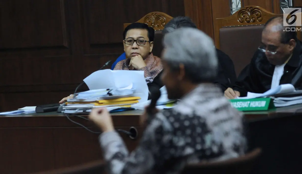 Terdakwa dugaan korupsi pengadaan e-KTP, Setya Novanto saat mendengar kesaksian mantan Wakil Ketua Komisi II DPR, Ganjar Pranowo pada sidang lanjutan di Pengadilan Tipikor, Kamis (8/2). Sidang mendengar keterangan saksi. (Liputan6.com/Helmi Fithriansyah)