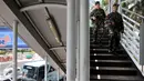 Aparat keamanan berjaga di jembatan penyeberangan orang (JPO) kawasan Bundaran HI, Jakarta, (5/3). KTT Luar Biasa OKI akan berlangsuung besok 6-7 Maret 2016. (Liputan6.com/JohanTallo)