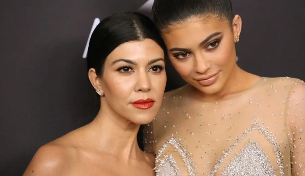 Kourtney Kardashian merasa cemburu atas keharmonisan hubungan Kylie Jenner dan Travis Scott. (inquisitr.com)