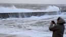 Sebagian besar wilayah barat laut Eropa dalam keadaan siaga menyusul ancaman terjangan badai Ciaran. (Sebastien SALOM-GOMIS/AFP)