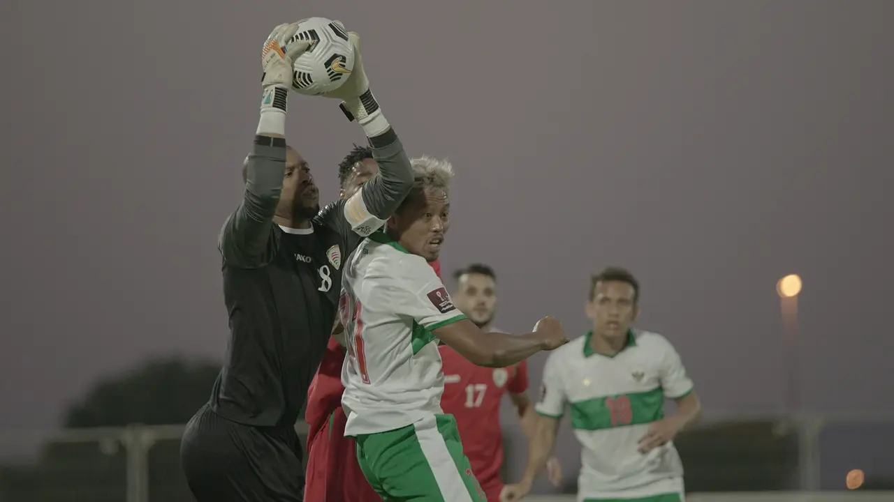 Penyerang Timnas Indonesia, Kushedya Yudo (kanan), ketika melawan Oman di Dubai, Uni Emirat Arab (UEA).