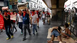 Kelompok dari Tentara pemberontak komunis kelompok Rakyat Baru melakukan unjuk rasa di Manila, Filipina, Sabtu (14/11/2015). Mereka memprotes KTT Kerjasama Ekonomi Asia - Pasifik (APEC) yang digelar pekan depan. (REUTERS/Czar Dancel)