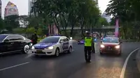 Sebuah mobil Patwal polisi terekam hampir menyerempet kendaraan delegasi KTT ASEAN di kawasan Semanggi, Jakarta. (Istimewa)