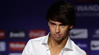 Gelandang baru Atletico Madrid, Joao Felix saat perkenalan dirinya di Stadion Wanda Metropolitano, Madrid (8/7/2019). Menurut Presiden Benfica Luis Felipe Viera, Joao Felix salah satu talenta terbaik Portugal setelah Cristiano Ronaldo. (AP Photo/Manu Fernandez)