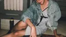Gaya kasual seakan sudah menjadi andalan Yasamin Jasem. Meski masih muda, ia sudah memperhatikan penampilannya. Kini pemeran Uma di film Mangkujiwo ini tampil dengan dress pendek yang dipadukan dengan jaket jeans, kece banget. (Liputan6.com/IG/@yasaminjasem)
