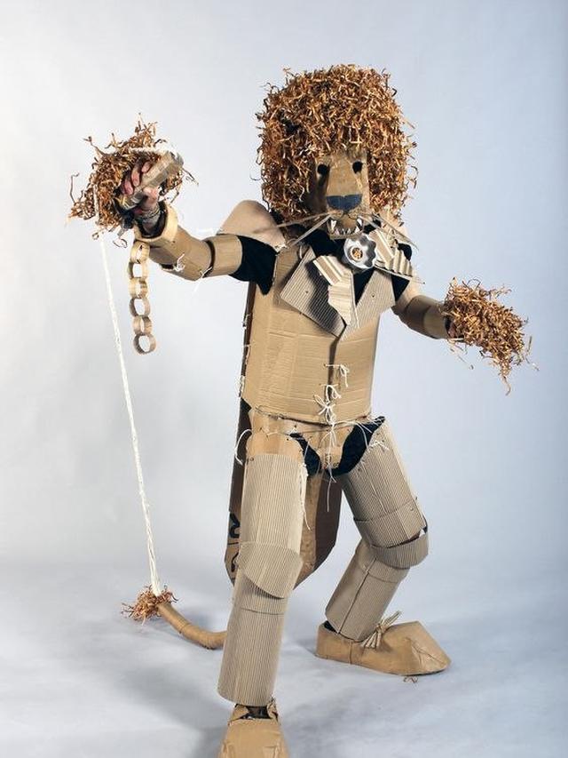 Kreatif, Model Ini Gunakan Busana Bahan Kardus di Atas Catwalk