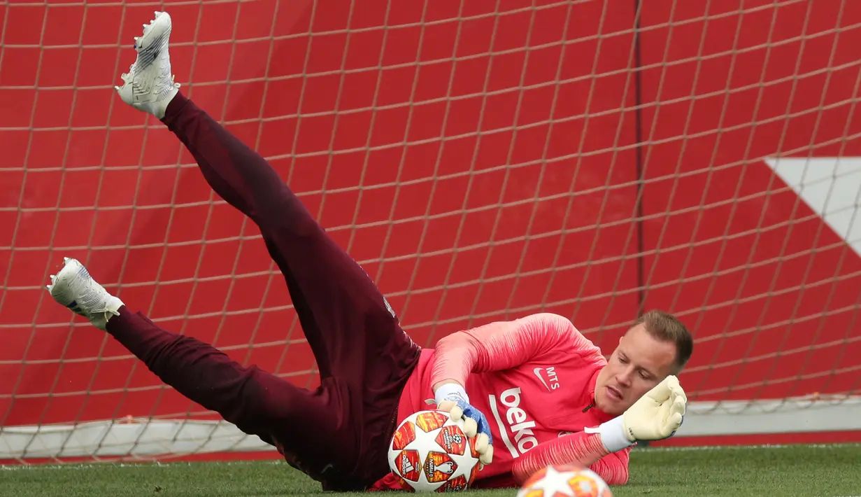 Kiper Barcelona, Marc-Andre ter Stegen menangkap bola saat berlatih jelang menghadapi Manchester United (MU) pada leg kedua babak perempat final Liga Champions 2018/19 di Sant Joan Despi, 15 April 2019. Barcelona akan menjamu MU di Camp Nou. (REUTERS/Albert Gea)