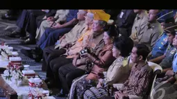 Di dalam ruang acara, Ibu Ani Yudhoyono terlihat sibuk dengan kameranya, Balai Sarbini, Jakarta, Senin (11/8/2014) (Liputan6.com/Herman Zakharia)