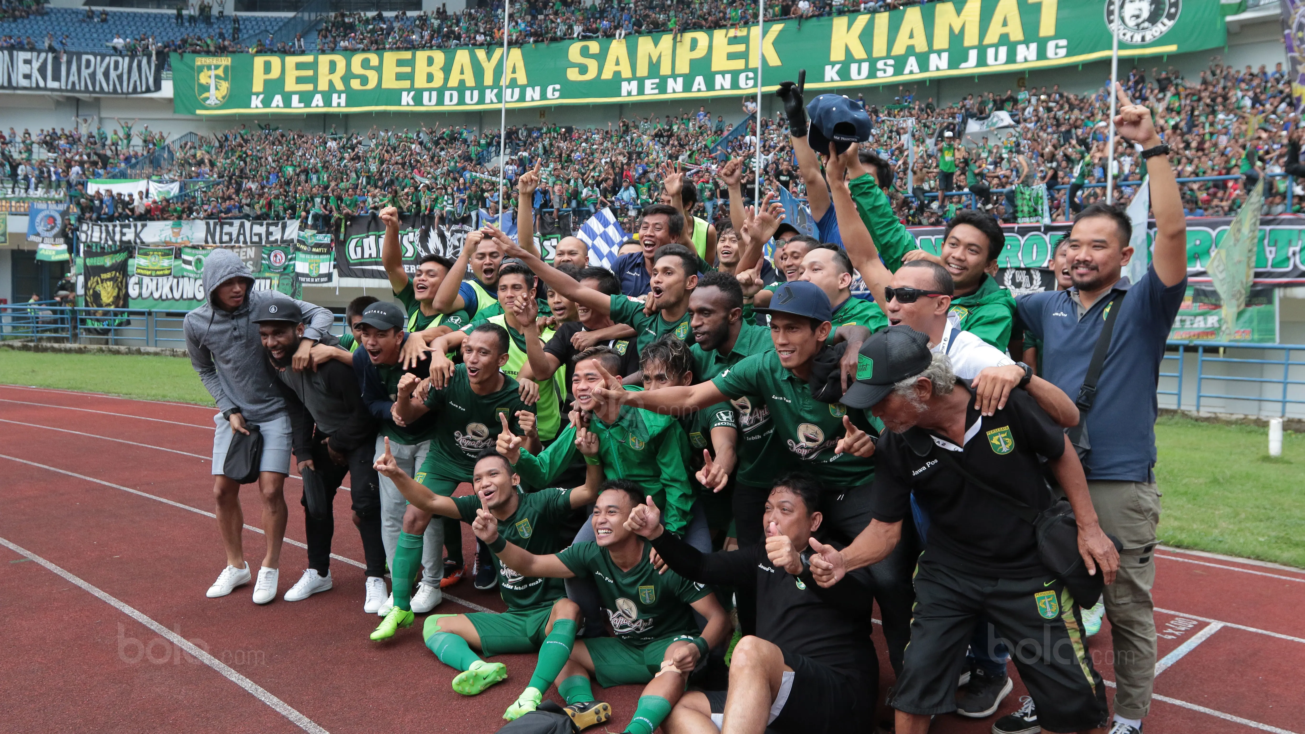 Pemain Persebaya merayakan kemenangan atas PSPS Riau pada laga 8 Besar Liga 2 Grup Y di Stadion GBLA, Bandung, Sabtu (18/11/2017). Persebaya Menang 1-0. (Bola.com/Nicklas Hanoatubun)
