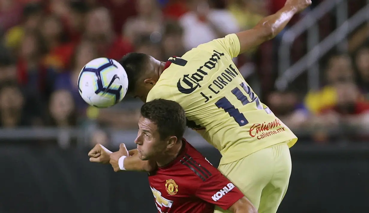 Ander Herrera melakukan duel dengan pemain Club America, Joe Corona (kanan) pada laga uji coba di University of Phoenix Stadium, (19/7/2018). MU bermain imbang 1-1. (AP/Ralph Freso)