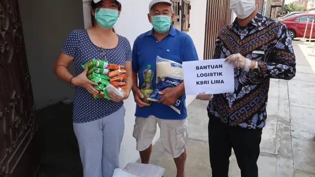 Diplomat KBRI Lima menyalurkan bantuan untuk WNI terdampak kebijakan lockdown Virus Corona COVID-19 di Peru. (sumber: KBRI Lima / Kemlu RI)