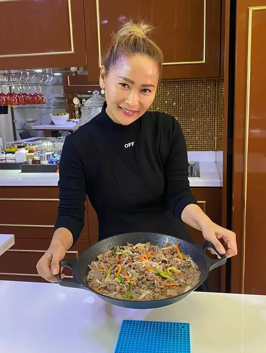 Menu masakan yang ada di tempat Inul hanya bisa dipesan secara online. Ia pun menuliskan, bahwa dirinya menjamin masakannya enak-enak. Tak lepas tangan, Inul pun mendampingi karyawannya masak seharian. (Instagram/inul.d)