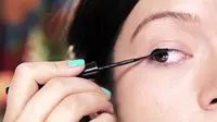 Eyeliner, yang menghasilkan garis hitam di sekeliling mata untuk membuat mata seakan bertambah besar dan tajam.