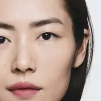 Berikan perawatan ekstra bagi area kulit mata dengan keampuhan N°1 DE CHANEL Revitalizing Eye Serum. / Foto dok : Chanel.