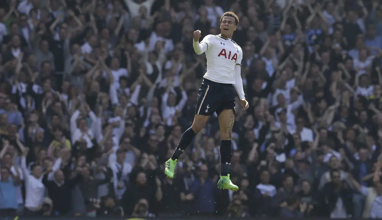 Pemain Tottenham Hotspur, Dele Alli merayakan golnya ke gawang Watford pada lanjutan Premier League pekan ke-32 di  White Hart Lane, London, (8/4/2017). Tottenham menang 4-0. (AP/Tim Ireland)