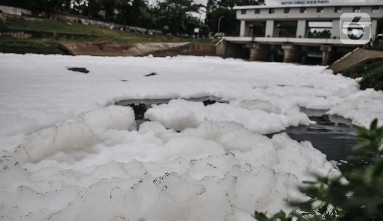 Kondisi busa yang memenuhi aliran Kanal Banjir Timur (KBT), Duren Sawit, Jakarta, Kamis (2/7/2020). Penampakan busa yang memenuhi aliran KBT akibat limbah pabrik dan rumah tangga sejak dua minggu lalu itu menjadi tontonan warga meski menimbulkan bau tak sedap. (merdeka.com/Iqbal Nugroho)