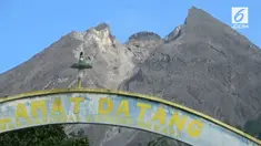Warga terus melakukan penjagaan dan pemantauan Gunung Merapi sejak berstatus waspada.