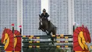 Atlet berkuda JPEC-Hhorses, Natasha Herjawan beraksi dengan kudanya Happy Rose pada ajang Indonesia Horse Lovers 2022 kelas Show Jumping yang berlangsung di Equinara Horse Sports, JIEP Pulomas, Jakarta (13/10/2022). Ajang ini berlangsung dari 19 Oktober hingga 23 Oktober 2022 dengan memperlombakan kelas Drassage dan Show Jumping. (Bola.com/Bagaskara Lazuardi)