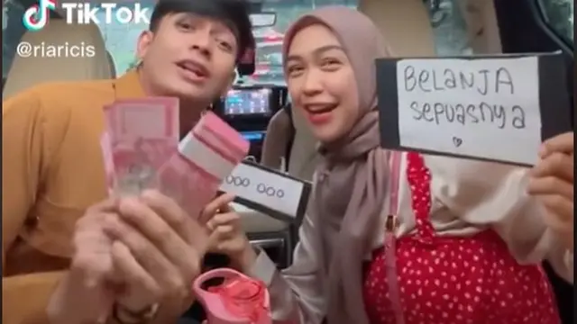 Ria Ricis bagi THR (TikTok/riaricis)