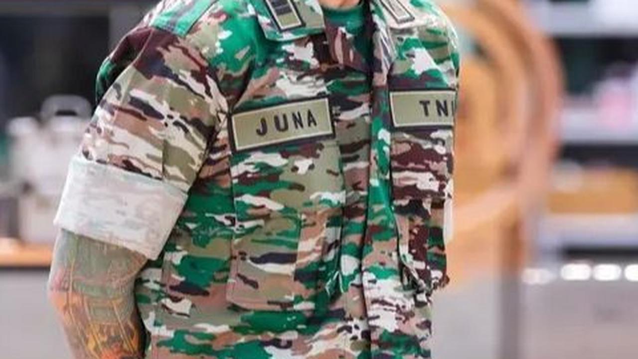 Banyak netizen yang terpesona dengan ketampanan dan tubuh Juna yang pas banget pakai seragam itu. Mereka memberikan pujian dan komentar positif di postingan Chef Juna.