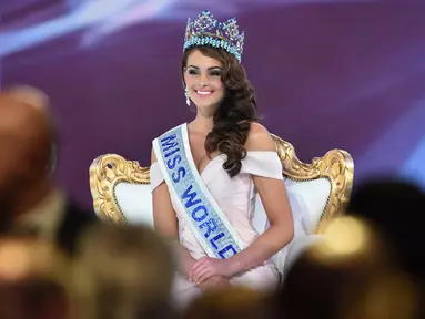 Rolene Strauss asal Afrika Selatan memenangi kontes kecantikan Miss World 2014 di London, Minggu (14/12/2014). (AFP PHOTO/Leon Neal)