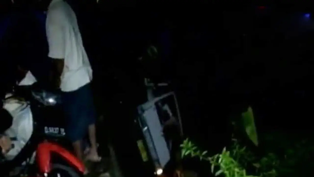 Angkutan Umum Masuk ke Jurang 