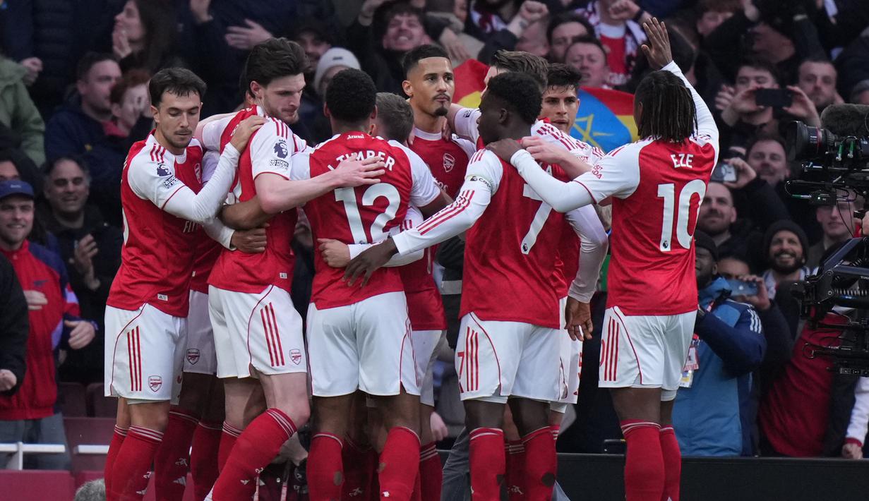 Kemenangan 2-1 membuat Arsenal memimpin klasemen semetara Liga Inggris 2025/2026 dengan raihan 64 poin. (AP Photo/Alastair Grant)