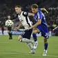 Gelandang Tottenham Hotspur Dejan Kulusevski berebut bola dengan gelandang Leicester City Kasey McAteer pada matchday pertama Liga Inggris 2024/2025 di King Power Stadium, Selasa (20/8/2024) dini hari WIB. (AP Photo/Rui Vieira)