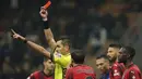 Wasit Andrea Colombo mengeluarkan kartu merah kepada kapten tim AC Milan, Davide Calabria (tengah) saat menghadapi Inter Milan Milan pada laga pekan ke-33 Serie A Liga Italia 2023/2024 di San Siro Stadium, Milan, Senin (22/4/2024). (AP Photo/Luca Bruno)