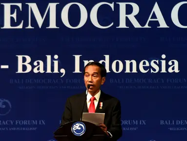 Presiden Joko Widodo (Jokowi) menyampaikan pidatonya dalam pembukaan Bali Democracy Forum (BDF) IX di Nusa Dua, Kamis (8/12). Kegiatan selama dua hari tersebut diikuti delegasi dari 94 negara dan sejumlah organisasi internasional. (SONNY TUMBELAKA/AFP)