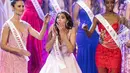 Menjadi seorang Miss World 2016 sepertinya menjadi hal yang mengejutkan bagi Stephanie, terlihat dari ekspresi wajahnya saat itu. Penyematan Tiara Biru dan selempang dilakukan oleh Mireia Lalaguna, Miss World 2015. (AFP/Bintang.com)