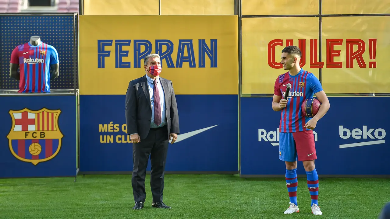 Foto: Tinggalkan Manchester City, Ferran Torres Resmi Diperkenalkan Barcelona