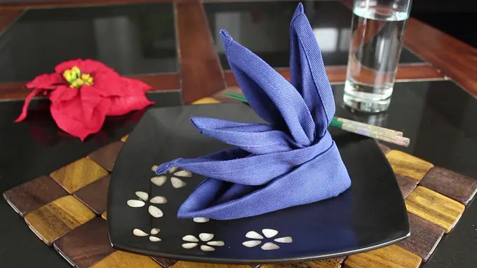 Cara Bikin Hiasan Meja Makan dari Serbet Seperti di Hotel Mewah