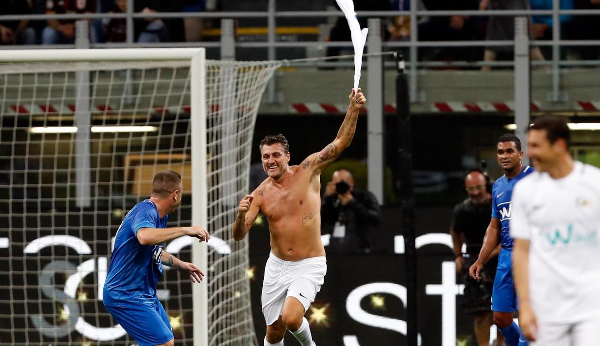Legenda sepak bola Italia, Christian Vieri berselebrasi setelah mencetak gol selama pertandingan perpisahan Andrea Pirlo, di Stadion Milan San Siro, Italia, (21/5). (AP Photo / Antonio Calanni)
