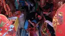 Seorang pedagang membuat pernak-pernik Imlek di Glodok, Jakarta, Senin (22/1). Jelang perayan imlek sejumlah pedagang mulai menyajikan hiasan untuk merayakan Imlek 2018. (Liputan6.com/Angga Yuniar)