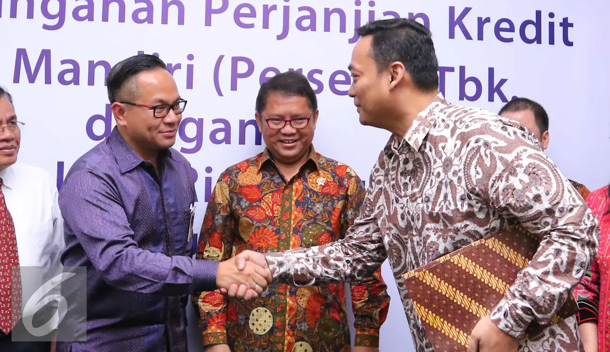 Dirut Palapa Ring Barat Syarif Lumintardjo bersalaman dengan Dirut Bank Mandiri Kartika Wirjoatmodjo, Jakarta, (25/7). Pembangunan jaringan fiber optik di lima kota/kabupaten di Kepulauan Riau. (Liputan6.com/Angga Yuniar)