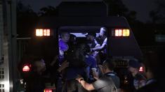 Seluruh pemain dan ofisial tim Persib Bandung kembali menaiki kendaraan taktis milik polisi setelah pertandingan melawan Persija Jakarta yang berlangsung di Stadion Patriot Candrabhaga, Bekasi, Sabtu (2/9/2023). (Bola.com/Ikhwan Yanuar)