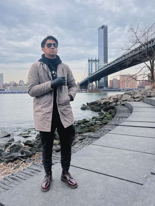Hoodie dan parka juga jadi pilihan para New Yorker dalam layer yang tetap simple dan trendi. [@devamahenra]