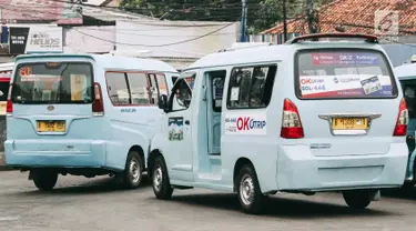 Angkot OK Otrip berada di Terminal Kampung Melayu, Jakarta, Selasa (16/10). Pengamat Transportasi Djoko Setijowarno menilai program OK OTrip yang digagas Anies-Sandi tersebut gagal. (Liputan6.com/Immanuel Antonius)