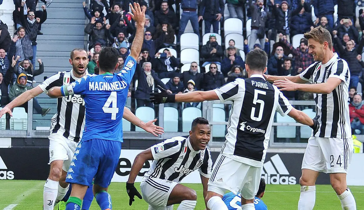 Ekspresi pemain Juventus usai mencetak gol ke gawang Sassuolo saat pertandingan Liga Italia Serie A di Stadion Allianz di Turin, Italia (4/2). Tampil di kandang sendiri, Juventus menguasai jalannya laga. (Alessandro Di Marco / ANSA via AP)