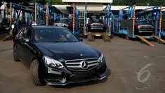 Mobil jenis Mercy E – 400 disiapkan Pemerintah untuk  membawa para Kepala Negara dalam rangkaian acara Konferensi Asia Afrika (KAA) ke-60 di Kota Jakarta dan Bandung, Jakarta, Kamis (16/4/2015). (Liputan6.com/Johan Tallo)