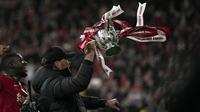 Skor 11-10 membuat The Reds keluar sebagai juara. Hasil tersebut membuat Jurgen Klopp berhasil mempersembahkan trofi Carabao Cup untuk yang pertama kalinya bagi Liverpool. (AP/Alastair Grant)