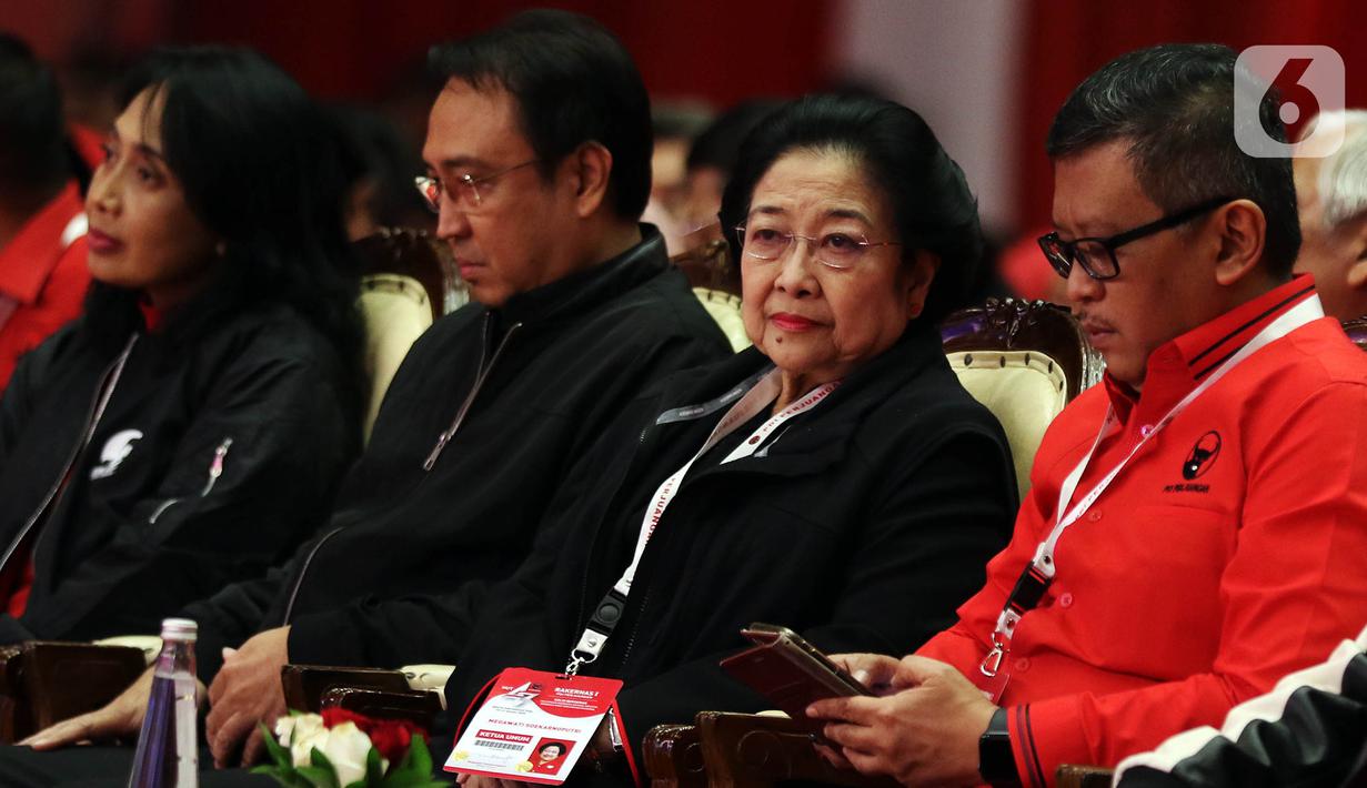Ketua Umum PDI Perjuangan Megawati Soekarnoputri (kedua kanan) saat menghadiri penutupan Rakernas I PDIP di Jakarta, Minggu (12/1/2020). Rakernas menghasilkan rekomendasi pembumian ideologi Pancasila, menjaga NKRI dan kebinekaan, kedaulatan wilayah serta ekonomi. (Liputan6.com/Johan Tallo)