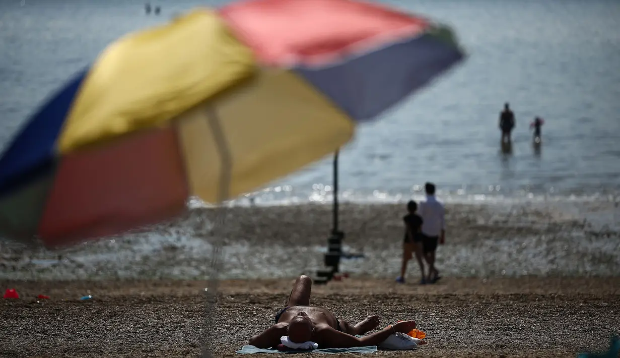 Gelombang panas di Inggris telah menimbulkan beberapa dampak. (HENRY NICHOLLS/AFP)