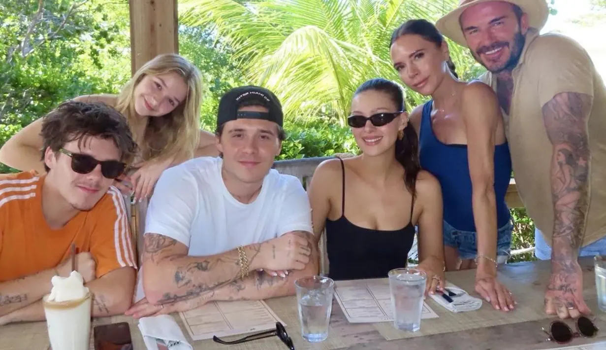 Gaya fashion yang ditampilkan begitu variatif. Ia mampu tampil sederhana hingga memikat dengan ragam outfit yang ditampilkan. [Foto: Instagram/ Victoria Beckham]