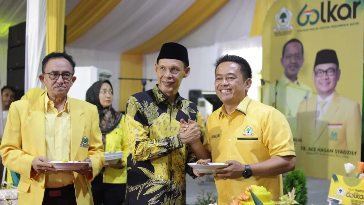Partai Golkar Ade Ruhandi alias Jaro Ade (tengah) (Istimewa)