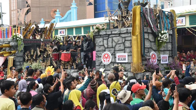 Parade Mobil Hias, Kriya, dan Budaya dimulai dari Stadion Sriwedari dan berakhir di Balai Kota Solo secara simbolis dibuka oleh Ibu Negara Iriana Jokowi serta turut memeriahkan Kemendikbudristek.