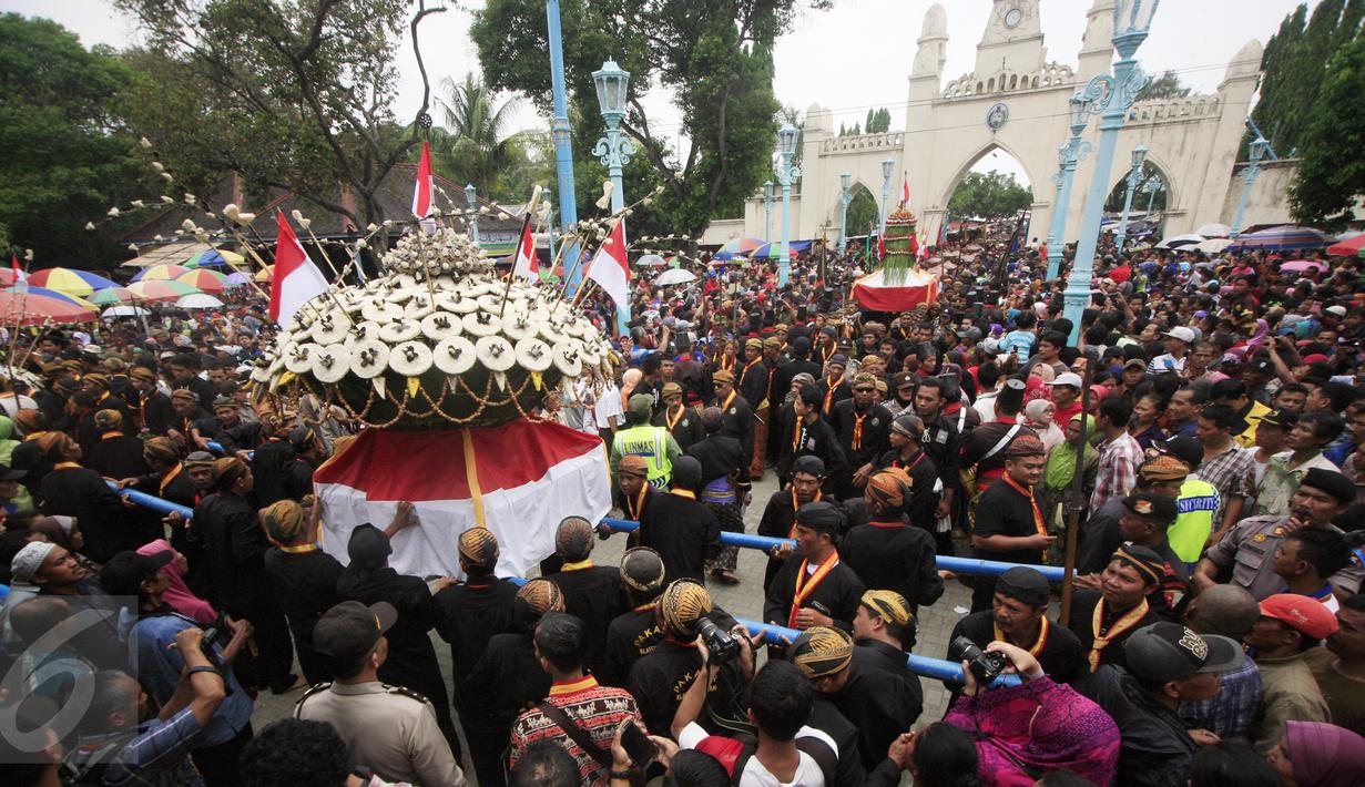 Ribuan warga menyaksikan kirab gunungan Grebek Mulud di halaman Masjid Agung Keraton Kasunanan Surakarta, Solo, Kamis (24/12). Prosesi Grebek Mulud menjadi puncak perayaan Sekaten atau peringatan Maulid Nabi Muhammad SAW. (Boy Harjanto)